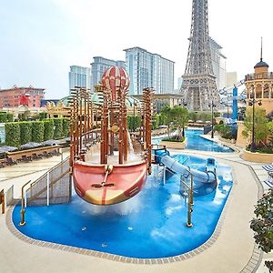 Lyon Suite King Bed Eiffel Tower View